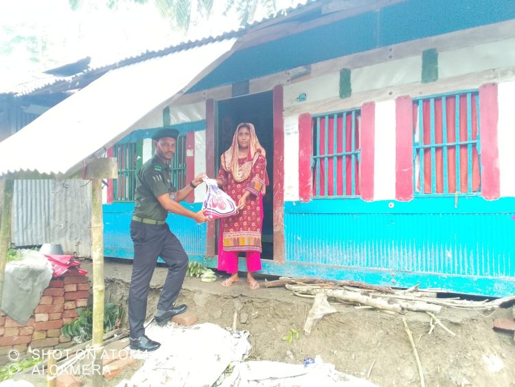 কাঠালিয়ায় রিমালে ক্ষতিগ্রস্থদের মাঝে আনসার ও ভিডিপি’র খাবার বিতরণ