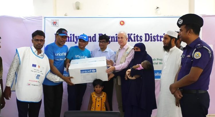 কাঠালিয়ায় রিমালের ক্ষতিগ্রস্থ শিশু ও তাদের পরিবারের মাঝে ইউনিসেফের ত্রান বিতরণ