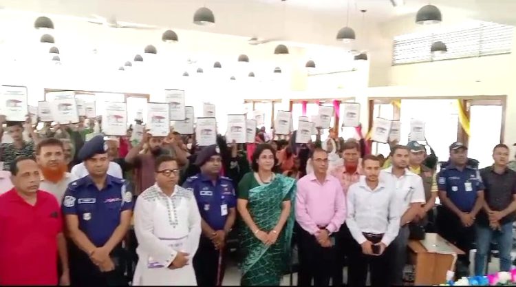 কাঠালিয়ায় ভূমিহীনদের মাঝে আশ্রয়ন প্রকল্পের ঘরের চাবি ও দলিল হস্তান্তর
