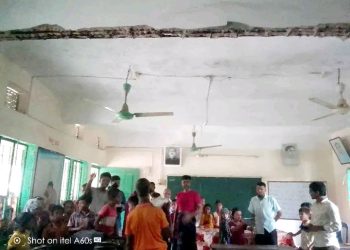 রাজাপুরে স্কুলের ছাদের পলেস্তরাসহ ভিম ধসে ৫ ছাত্র আহত