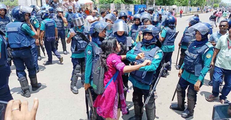 বরিশালে শিক্ষার্থীদের কর্মসূচিতে পুলিশের লাঠিচার্জ, আহত ২০