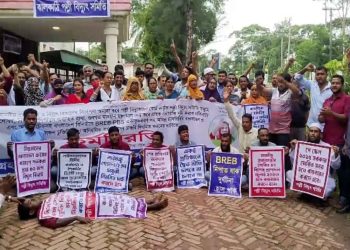 ঝালকাঠিতে পল্লী বিদ্যুৎ সমিতিতে টানা চতুর্থ দিনের মতো চলছে কর্মবিরতি