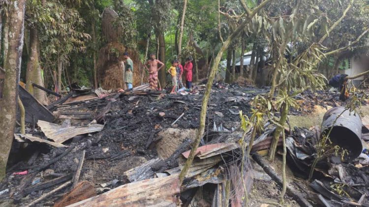 ফায়ার সার্ভিসের কর্মীরা পৌঁছানোর আগেই আগুনে বসতঘর পুড়ে ছাই, ৮ লক্ষাধিক টাকার ক্ষতি