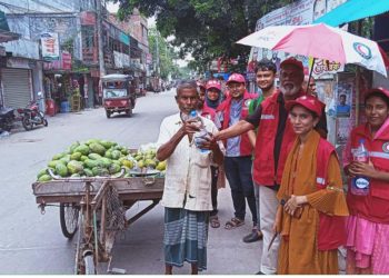 ঝালকাঠি রেড ক্রিসেন্ট ইউনিটির উদ্যোগে তৃষ্ণার্থ মানুষের মধ্যে পানি বিতরণ