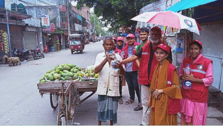 ঝালকাঠি রেড ক্রিসেন্ট ইউনিটির উদ্যোগে তৃষ্ণার্থ মানুষের মধ্যে পানি বিতরণ