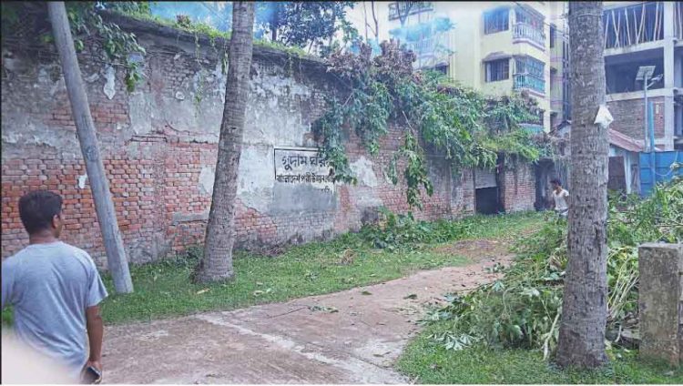 ঝালকাঠিতে বিআরডিবির প্রায় ৭০ বছরের পুরানো জরাজীর্ণ ভবনটি ভেঙ্গে ফেলা হচ্ছে