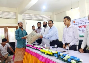 কাঠালিায়ায় রিমালে ক্ষতিগ্রস্থ কৃষকদের মাঝে বীজ, রাসায়নিক সার ও নারিকেল চারা বিতরণ
