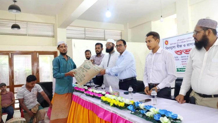 কাঠালিায়ায় রিমালে ক্ষতিগ্রস্থ কৃষকদের মাঝে বীজ, রাসায়নিক সার ও নারিকেল চারা বিতরণ