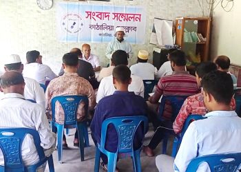 কাঠালিয়ায় জীবনের নিরাপত্তা চেয়ে মসজিদের ইমামের সংবাদ সম্মেলন