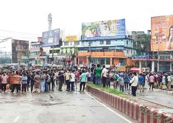 বরিশালে ৯ দফা দাবিতে সড়কে  শিক্ষার্থীদের অবস্থান