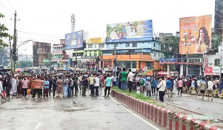 বরিশালে ৯ দফা দাবিতে সড়কে  শিক্ষার্থীদের অবস্থান