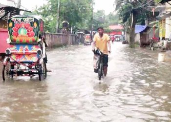 বরিশালে টানা বৃষ্টিতে জলাবদ্ধতায় নগরবাসীর ভোগান্তি