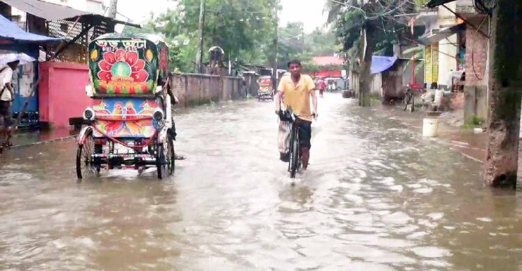 বরিশালে টানা বৃষ্টিতে জলাবদ্ধতায় নগরবাসীর ভোগান্তি