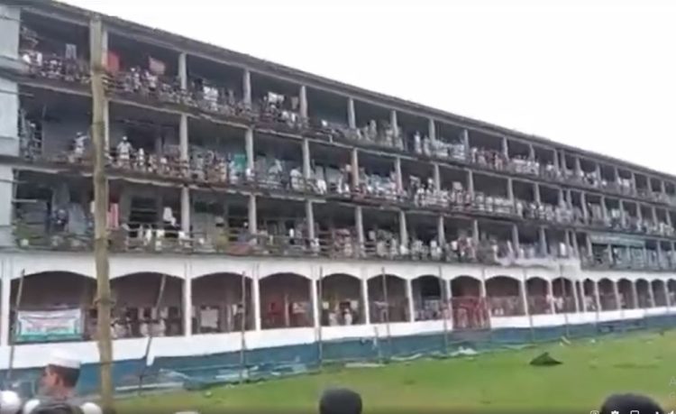 ঝালকাঠির এন এস কামিল মাদ্রাসায় শিক্ষক আল আমিনের অপসারণের দাবিতে ছাত্রদের বিক্ষোভ