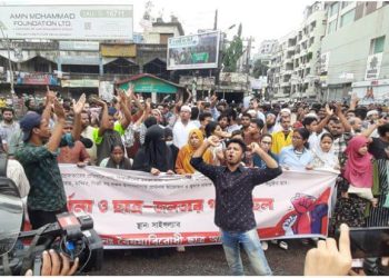 সায়েন্স ল্যাব মোড়ে স্লোগানে চলছে বিক্ষোভ মিছিল