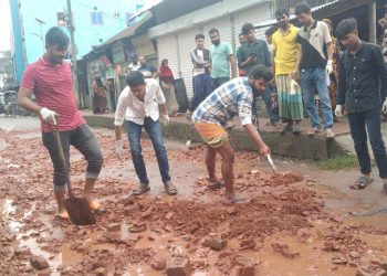 বামনায় নিজস্ব অর্থায়নে রাস্তা মেরামত করলেন উপজেলা যুবদল।