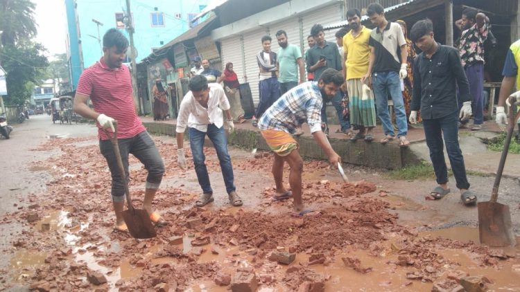 বামনায় নিজস্ব অর্থায়নে রাস্তা মেরামত করলেন উপজেলা যুবদল।