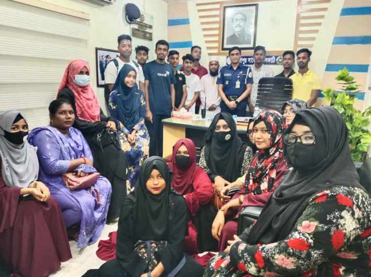 রাজাপুরে বৈষম্যবিরোধী আন্দোলনের শিক্ষার্থীদের সাথে এএসপির মতবিনিময়