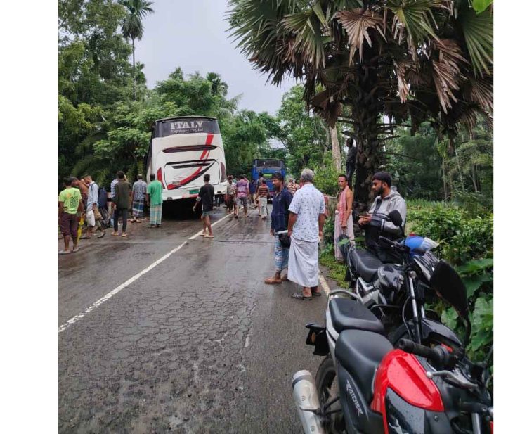 রাজাপুরে নিয়ন্ত্রণ হারিয়ে বাস দুর্ঘটনায় আহত ১০