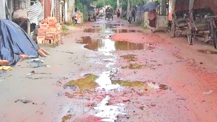 ঝালকাঠি পৌরসভার ১৬ সড়ক যেন মরণফাঁদ