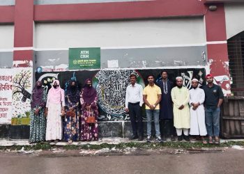 বিপ্লবের মুষ্টি ছেড়ে রং তুলির আঁচড়ে দেয়াল সাজাচ্ছে রাজাপুরের শিক্ষার্থীরা