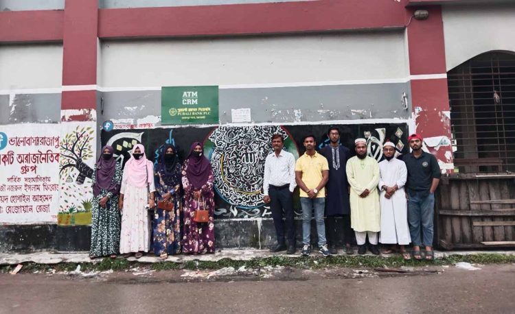 বিপ্লবের মুষ্টি ছেড়ে রং তুলির আঁচড়ে দেয়াল সাজাচ্ছে রাজাপুরের শিক্ষার্থীরা