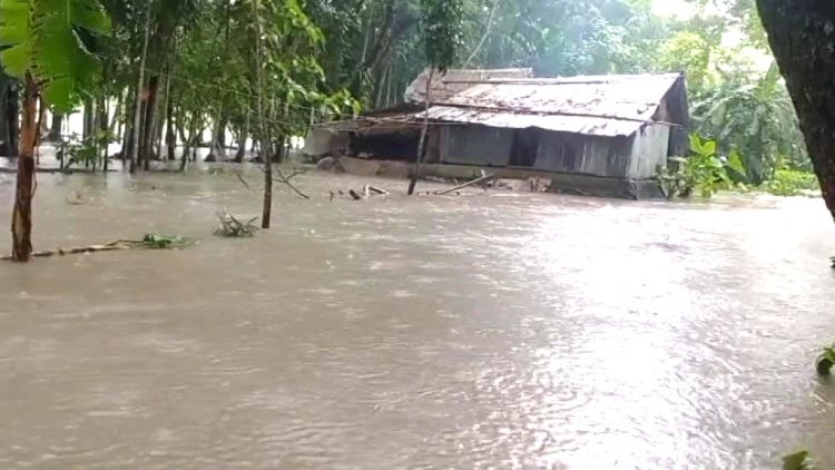 ঝালকাঠিতে দুই দিনের টানা বৃষ্টিতে সড়কে  জলাবদ্ধতা, দুর্ভোগ