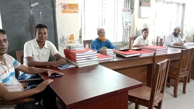 ঝালকাঠিতে সরকারি সব দপ্তরে স্বাভাবিক ভাবে কার্যক্রম চলছে
