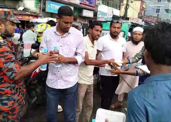 ঝালকাঠিতে ট্রাফিকের দায়িত্ব পালন করা ছাত্রদের মাঝে খাবার বিতরণ