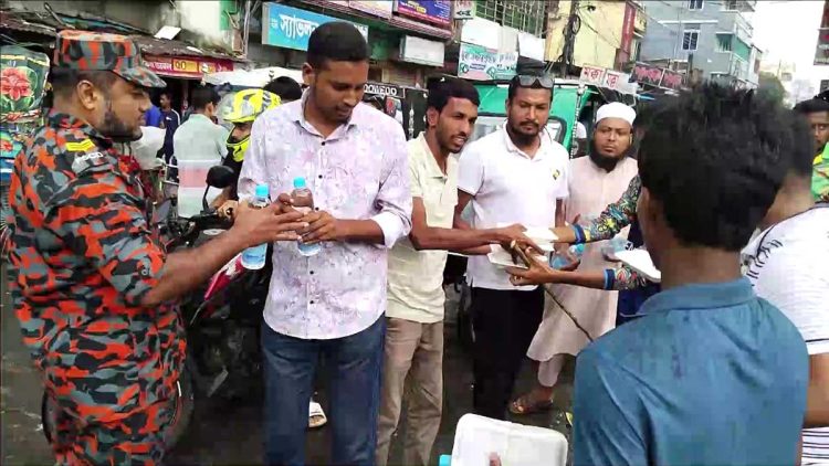 ঝালকাঠিতে ট্রাফিকের দায়িত্ব পালন করা ছাত্রদের মাঝে খাবার বিতরণ