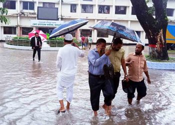 দূর্বল ড্রেনেজ ব্যবস্থায় বৃষ্টিতে ডুবে যায় ঝালকাঠি শহর