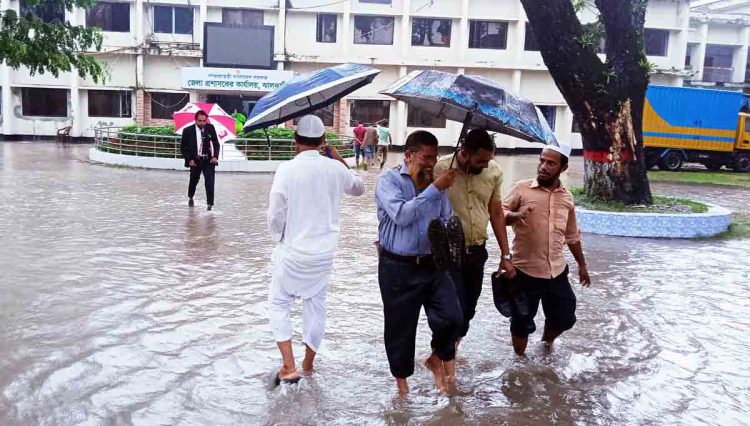 দূর্বল ড্রেনেজ ব্যবস্থায় বৃষ্টিতে ডুবে যায় ঝালকাঠি শহর