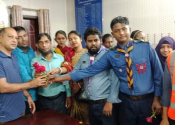 পুলিশকে কাজে ফিরাতে ছাত্রদের পাশাপাশি ঝালকাঠিতে রেভার স্কাউটস নেতৃবৃন্দের ফুলেল শুভেচ্ছা