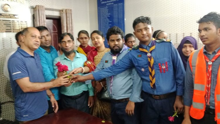 পুলিশকে কাজে ফিরাতে ছাত্রদের পাশাপাশি ঝালকাঠিতে রেভার স্কাউটস নেতৃবৃন্দের ফুলেল শুভেচ্ছা