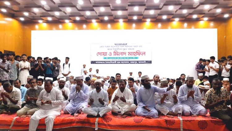 পুলিশকে কাজে ফিরাতে ছাত্রদের পাশাপাশি ঝালকাঠিতে রেভার স্কাউটস নেতৃবৃন্দের ফুলেল শুভেচ্ছা