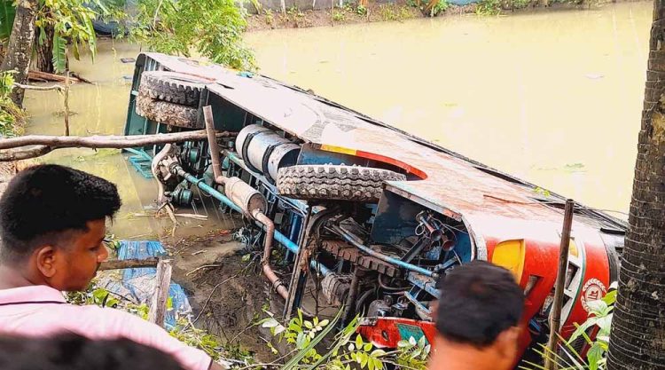 ঝালকাঠির রাজাপুর ও কাঠালিয়ায় পৃথক দুটি বাস দুর্ঘটনায় ২০ জন যাত্রী আহত