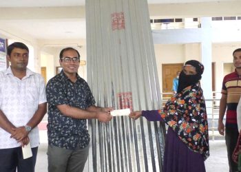 কাঠালিয়ায় ঘুর্ণিঝড় রিমালে ক্ষতিগ্রস্থদের মাঝে ঢেউটিন ও চেক বিতরণ