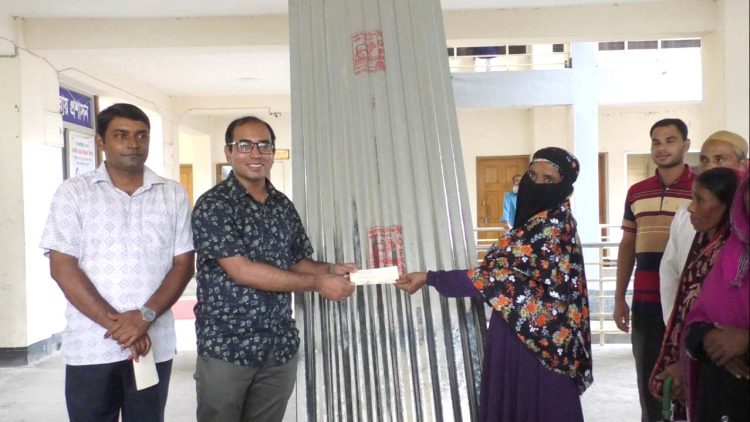 কাঠালিয়ায় ঘুর্ণিঝড় রিমালে ক্ষতিগ্রস্থদের মাঝে ঢেউটিন ও চেক বিতরণ