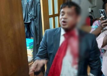 সুপ্রিম কোর্টে এক আইনজীবীকে অন্য আরেক আইনজীবীর ছুরিকাঘাত