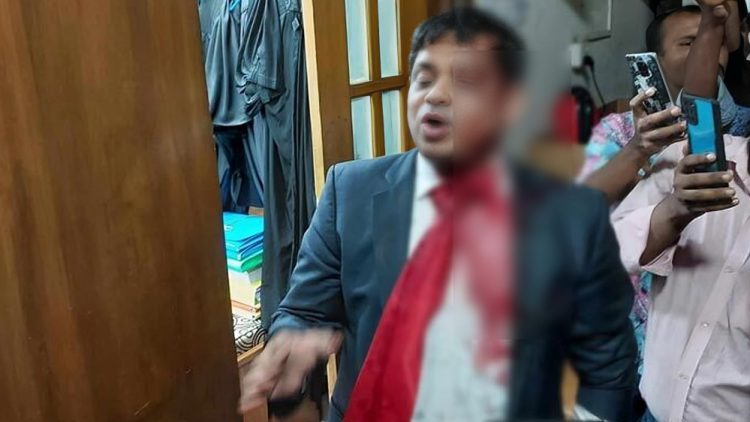 সুপ্রিম কোর্টে এক আইনজীবীকে অন্য আরেক আইনজীবীর ছুরিকাঘাত