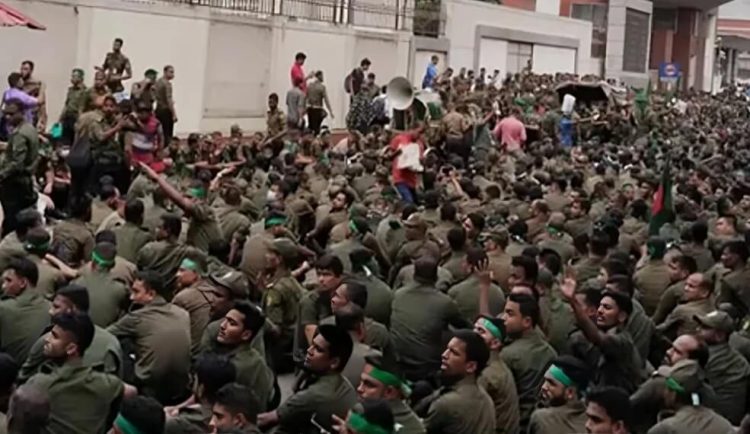 সচিবালয় ঘেরাও করতে এসে চাকরি হারিয়েছেন কুমিল্লা রেঞ্জের ৯৬ আনসার