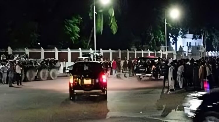 বঙ্গভবনে তিন বাহিনীর প্রধাদের সাথে বৈষম্যবিরোধী ছাত্র আন্দোলনের ১৩ সদস্য