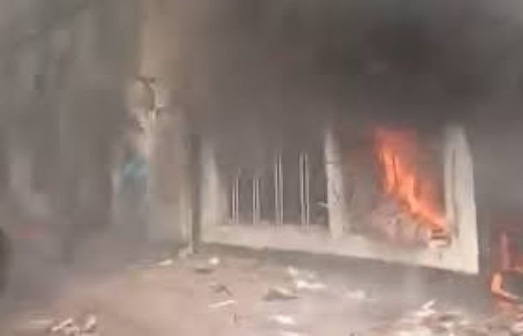 ধানমন্ডির আওয়ামী লীগের কার্যালয়ে আগুন