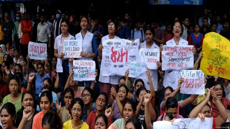 নারী চিকিৎসককে ধর্ষণের পরে করা হয় হত্যা, বিক্ষোভে উত্তাল ভারত