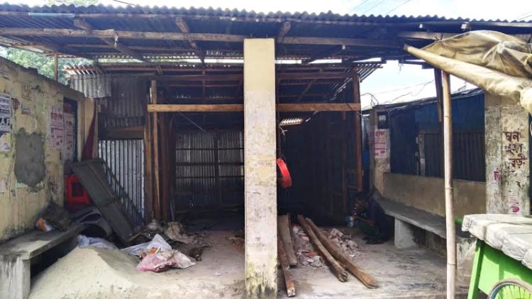 ঝালকাঠিতে যাত্রী ছাউনি ভেঙে সরকারি জায়গায় স্বেচ্ছাসেবক দলের অফিস