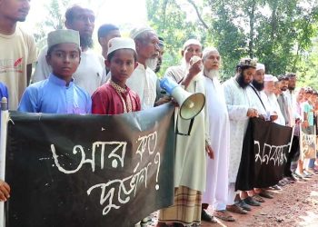 নলছিটিতে সড়ক সংস্কারের দাবিতে মানববন্ধন অনুষ্ঠিত