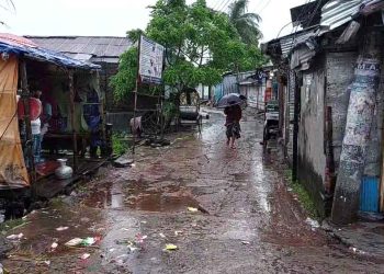 ঝালকাঠিতে টানা বৃষ্টিতে বিপর্যস্ত জনজীবন, বেড়েছে ভোগান্তি
