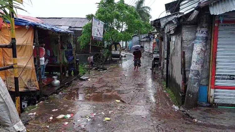 ঝালকাঠিতে টানা বৃষ্টিতে বিপর্যস্ত জনজীবন, বেড়েছে ভোগান্তি