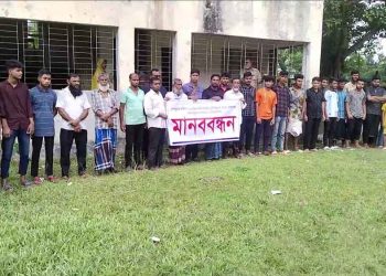 ঝালকাঠিতে প্রধান শিক্ষক আবুল কালাম  আজাদের অপসারন দাবিতে মানববন্ধন