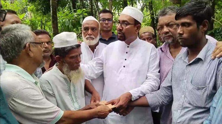ঝালকাঠিতে নিহত গামের্ন্টসকর্মী রুবেলের পরিবারকে  বিএনপির পক্ষে থেকে আর্থিক সহযোগিতা প্রদান